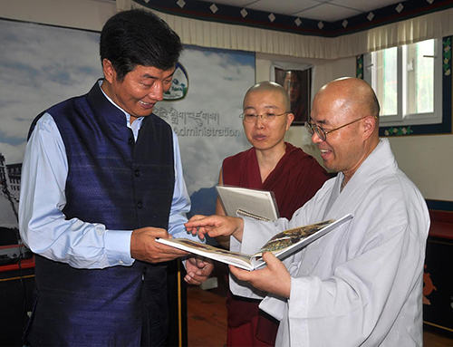 The Korean visitors presenting a memento to Sikyong Dr Lobsang Sangay.