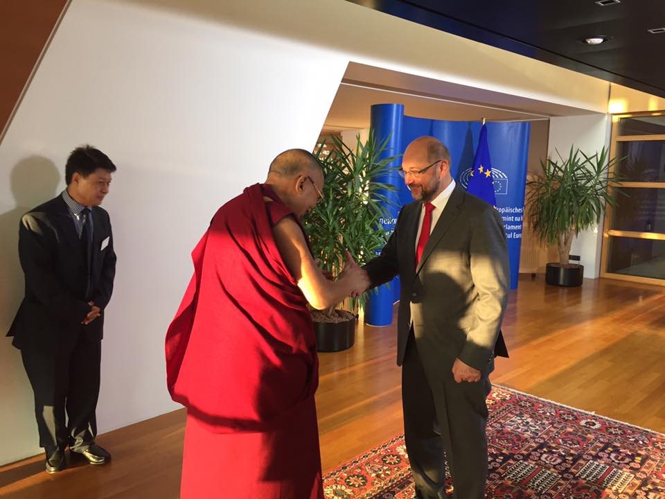 Mr Maryin Schulz welcoming His Holiness the Dalai Lama to the European Parliament.