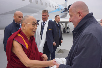 Mayor of Wroclaw, Rafal Dutkiewicz, welcoming His Holiness the Dalai Lama on his arrival at the airport in Wroclaw, Poland on September 19, 2016. Photo/Jeremy Russell/OHHDL