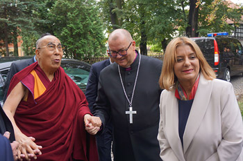 Bishop Waldemar Pytel and Mayor of Swidnica, Mrs Beata Moskal-Slaniewska escorting His Holiness the Dalai Lama to the Church of Peace in Swidnica, Poland on September 21, 2016. Photo/Jeremy Russell/OHHDL