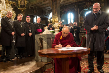 His Holiness the Dalai Lama signing the Appeal for Peace at the Church of Peace in Swidnica, Poland on September 21, 2016. Photo/Maciej Kulczynski
