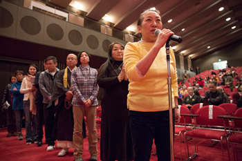 Members of the audience lined up to ask His Holiness the Dalai Lama questions as people continue to arrive for the start of his talk in Koyasan, Japan on 15 November 2016. Photo/Jigme Choephel