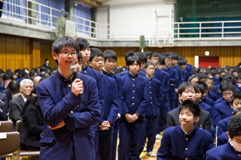 Students lined up to ask His Holiness the Dalai Lama questions during his talk at Setagaya Junior High School in Tokyo, Japan on November 16, 2016. Photo/Jigme Choephel