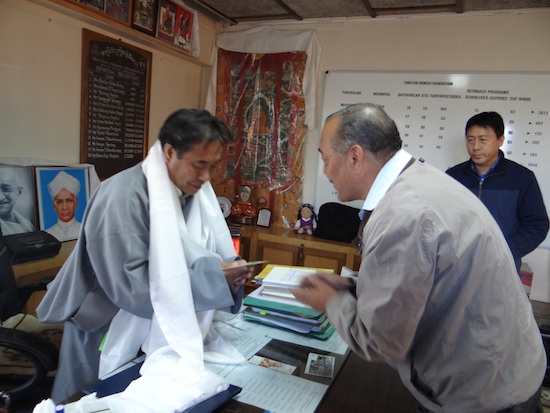 School authorities welcoming the new General Secretary.
