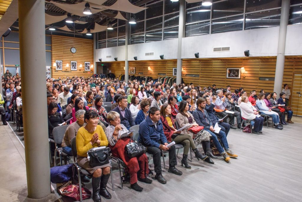 Several hundred of people gathered to celebrate 27th Anniversary of the Nobel Peace Prize conferment on His Holiness the Dalai Lama in Moscow at Open Centre.