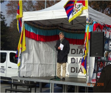 Mr Réne Longete, addressing the gathering.