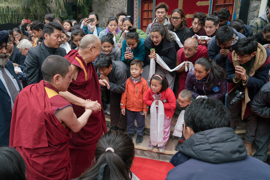 His Holiness the Dalai Lama greeting members of the Tibetan community on his return to his residence at the Tibetan Youth Hostel in Delhi, India on January 21, 2017. Photo/Tenzin Choejor/OHHDL