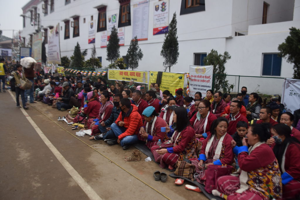 People sitting on the pavements after the main teaching ground started overflowing with devotees.