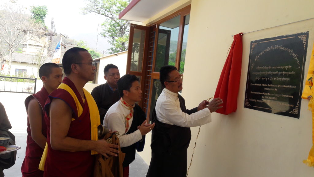 Home Kalon unveiling the plaque of the guest house.
