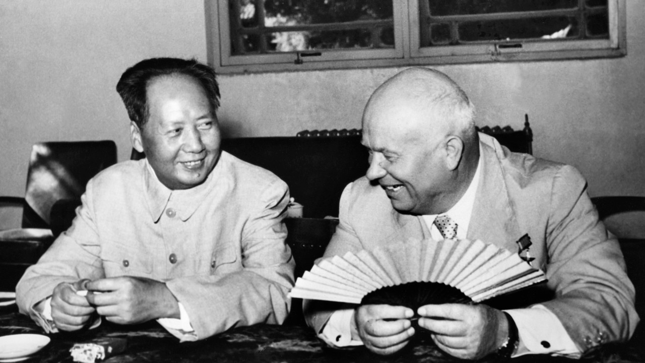 מאו וחרושצ׳וב, 1958. לאחר מותו של סטלין נוצר קרע בין סין ובריה״מ סביב השאלה מי מנהיגה את העולם הקומוניסטי.