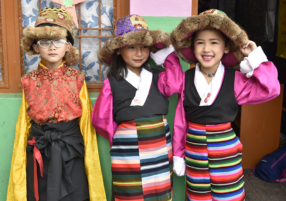 Tibetan women with traditional chupa | Tibetan clothing, Traditional  outfits, Traditional dresses