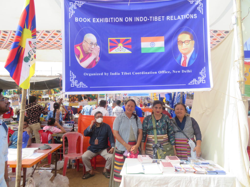 Mumbai Tibetan Sweater Sellers Association members at the book exhibition stall. Photo/ITCO 