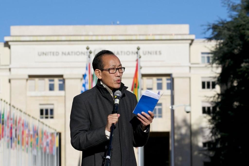 Representative Chhimey Rigzen adressing the gathering of Tibetans and Supporters infront of the UN on International Human Rights Day.