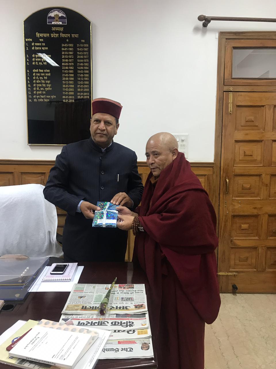 Deputy Speaker Acharya Yeshi Phuntsok presenting a token of appreciation to Shri Dr. Rajeev Bindal, the Speaker of Himachal Pradesh Vidhan Sabha. Photo/Tibetan parliamentary secretariat