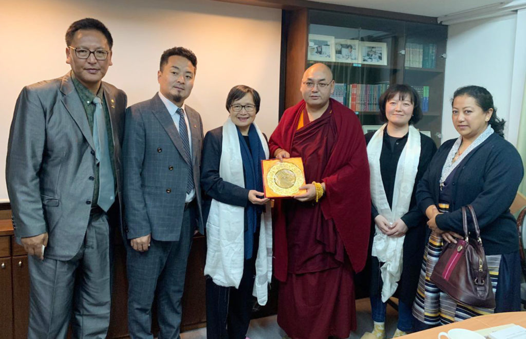 Tibetan Parliamentary delegation presenting Ms Yeh Chu-lan, Former Vice President of the Executive Yuan of the Republic of China, Taiwan and senior advisor to the President Tsai Ing-wen of Taiwan with a Tibetan ceremonial scarf and a memento. Photo/ Tibetan Parliamentary Secretariat