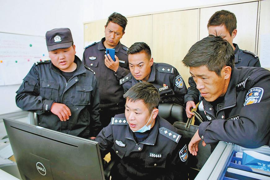 People’s Police at the new Fengqiao-style police post in Chushul County, Lhasa Municipality, Tibet Autonomous Region, discussing their work, July 24, 2020. © 2020 Tibet Daily