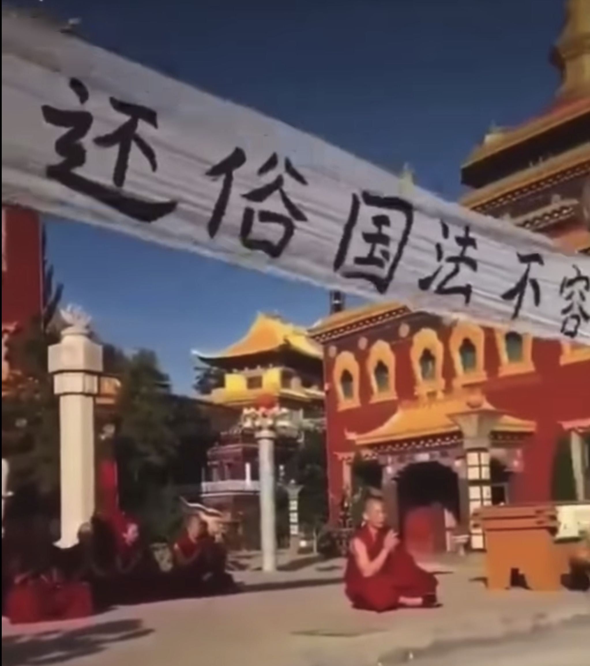 Monks and Nuns staged a sit-in protest agains the forced eviction by local Chinese authorities. 