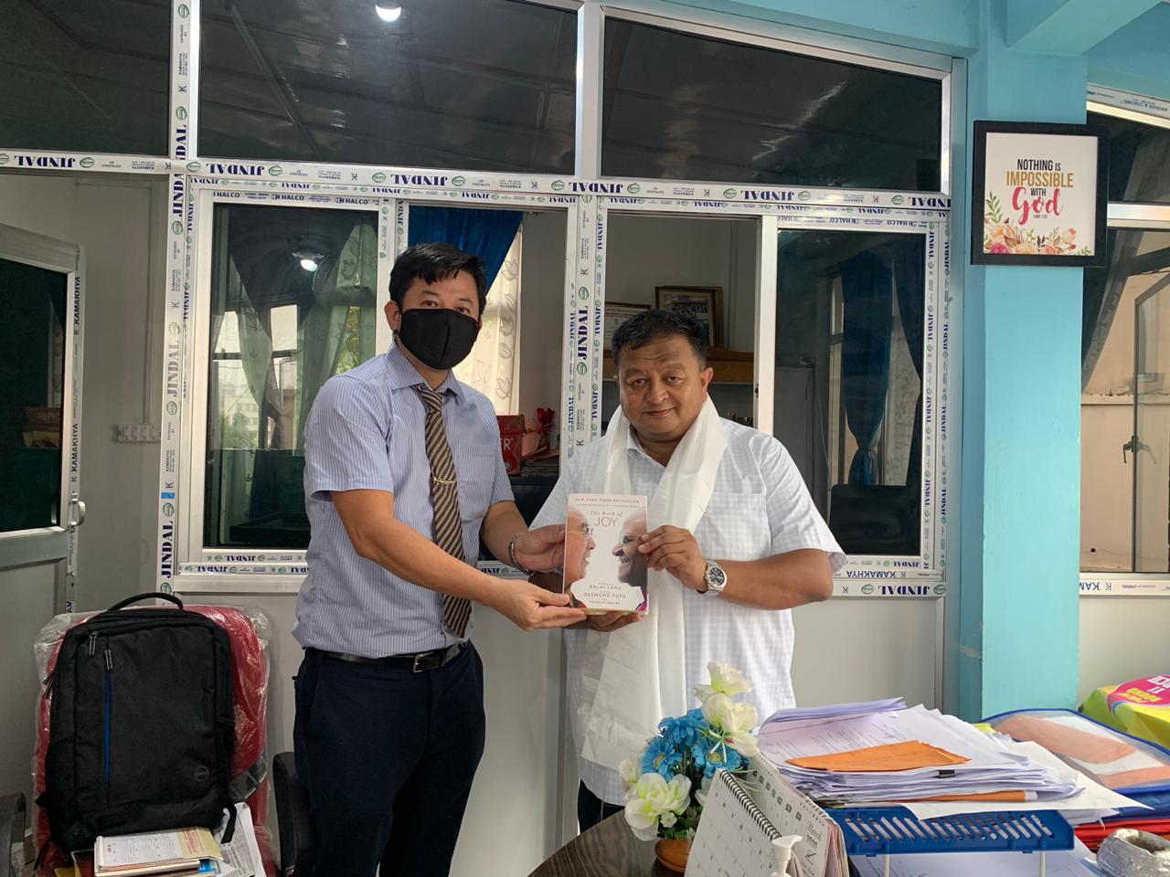Mr Pema Dhondup presents memento to Dr. Manoj- District Health and Medical Officer. 