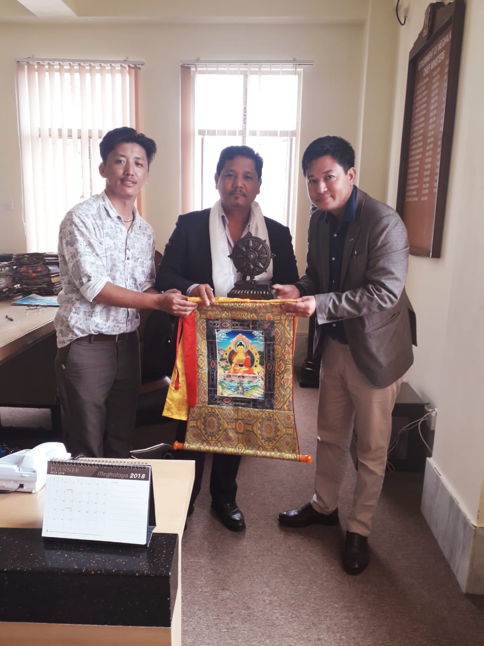 Mr Pema Dhondup presents memento to Shri Conrad K Sangma, Chief Minister of Meghalaya on the occasion of Thank You India 2018.