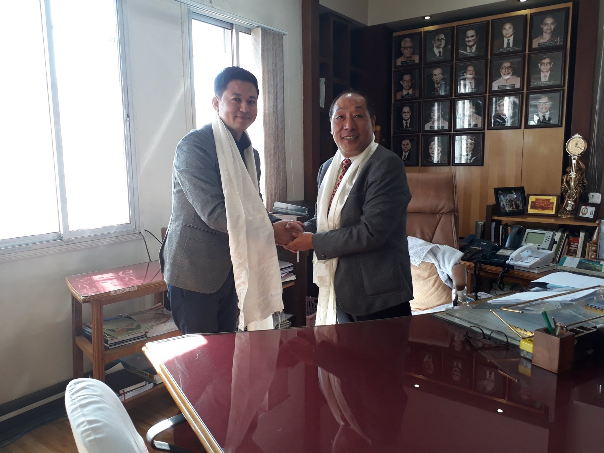 Mr Pema Dhondup presents memento to Shri Yeshi Tsering, a former Chief Secretary of Meghalaya.