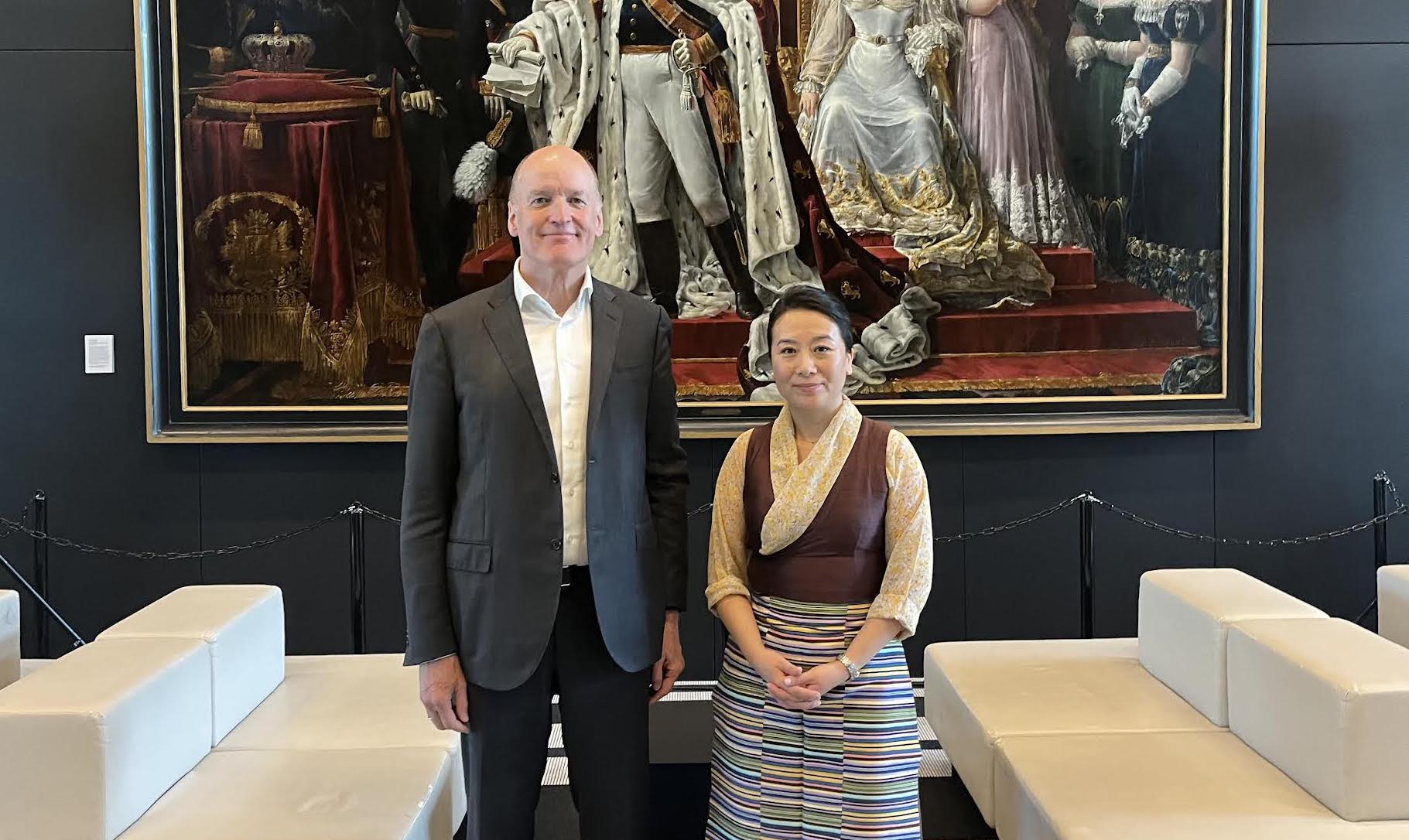 Afgevaardigde Rigjin Jenkong informeert de Nederlandse ambassadeur voor de mensenrechten over de kritieke situatie in Tibet