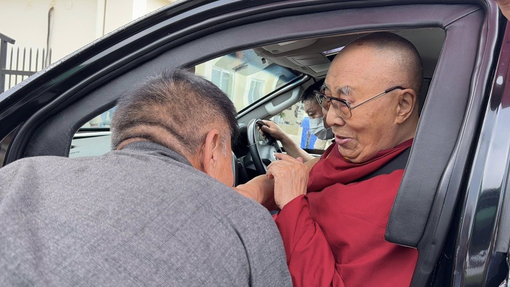 Dalai Lama Departs Dharamshala for Knee Treatment in Delhi